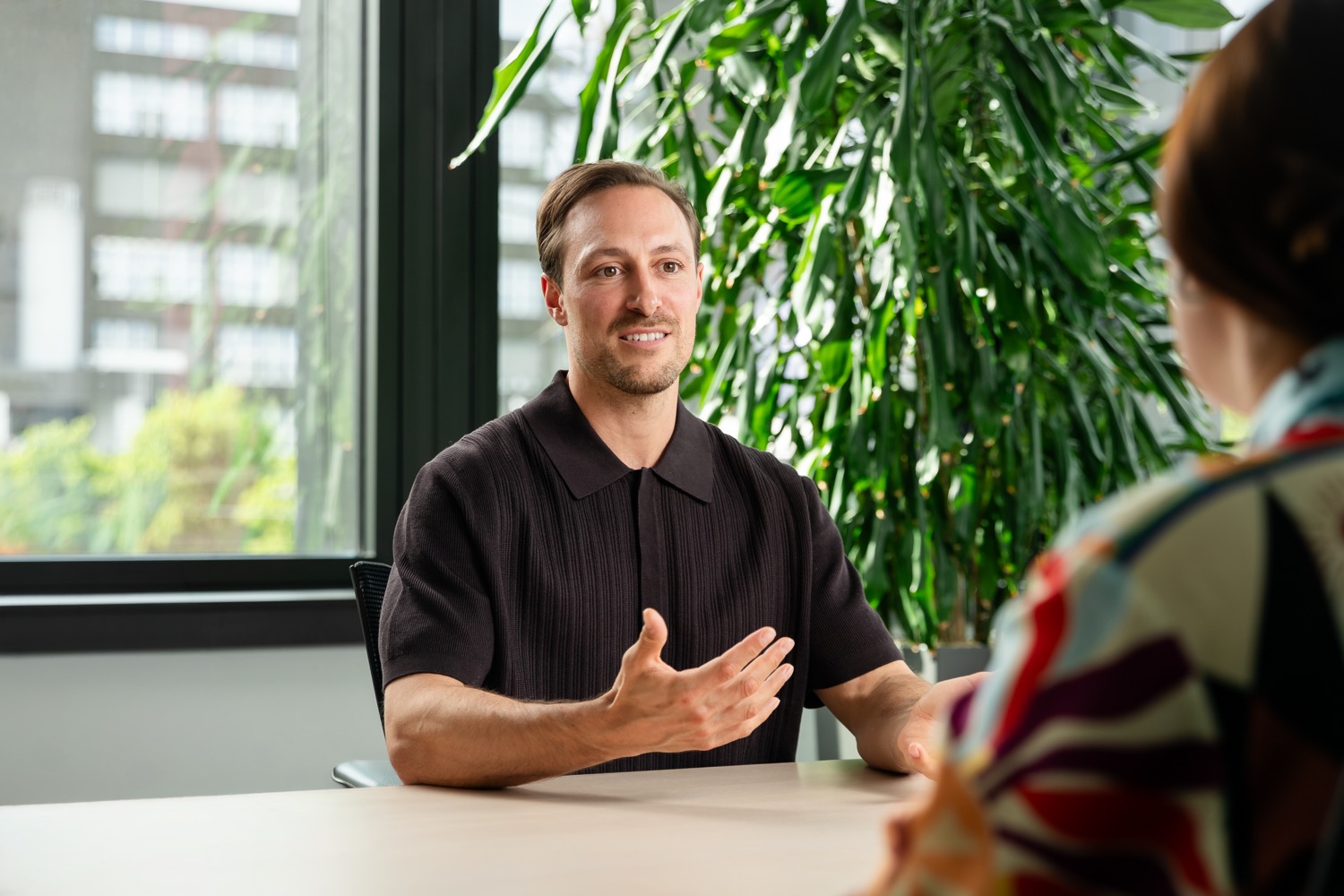Fabian Frieling im Gespräch am Tisch
