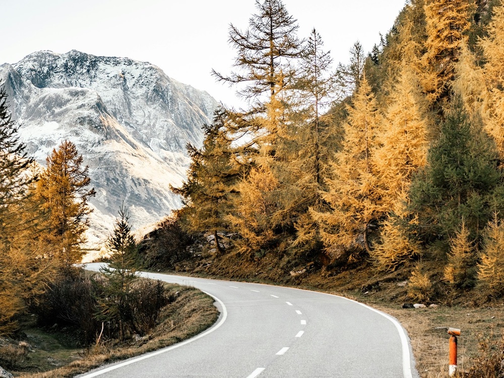 Gewundener Weg durch eine Berglandschaft